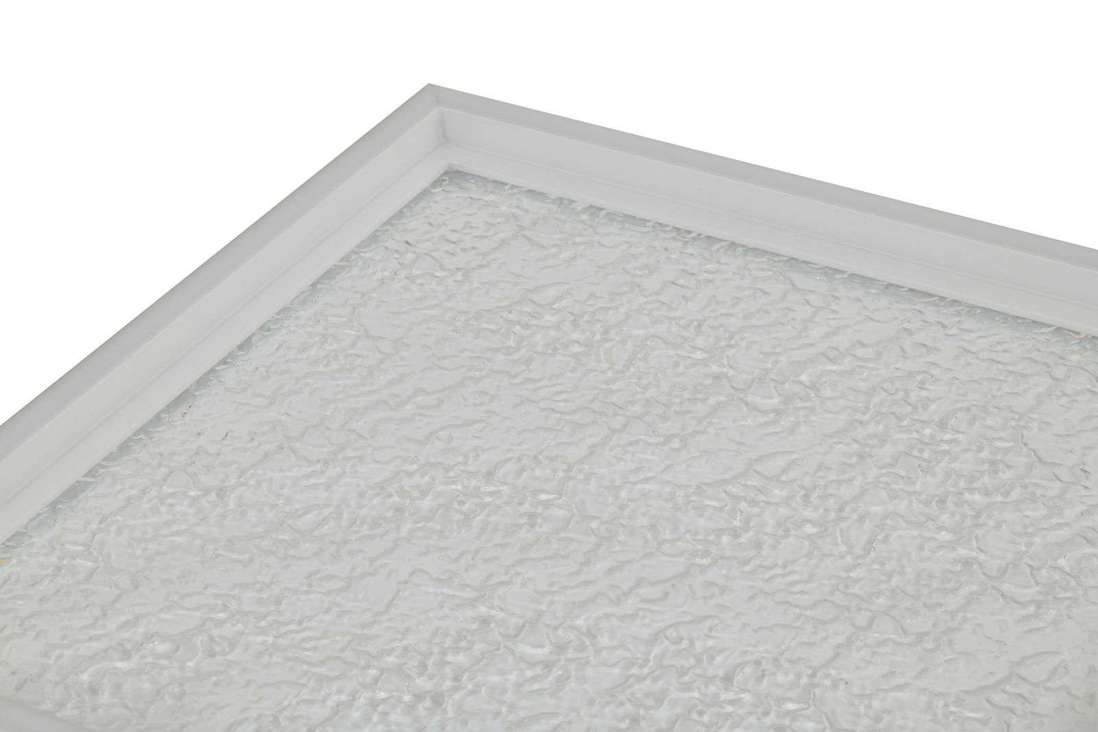 Nahaufnahme einer LED-Deckenleuchte mit strukturiertem Glas und weißem Rahmen, aus der Perspektive von unten betrachtet.