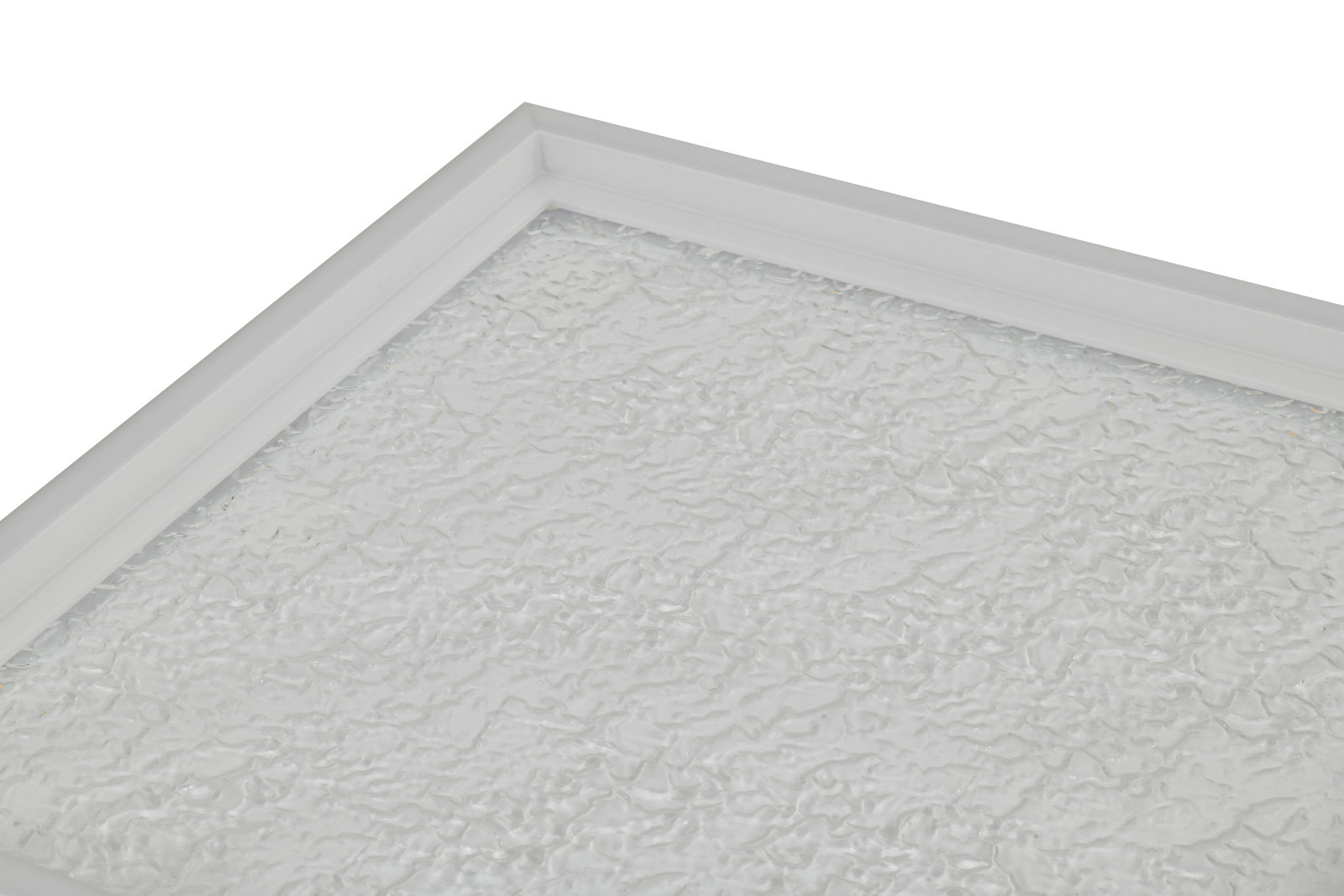 Nahaufnahme einer LED-Deckenleuchte mit strukturiertem Glas und weißem Rahmen, aus der Perspektive von unten betrachtet.