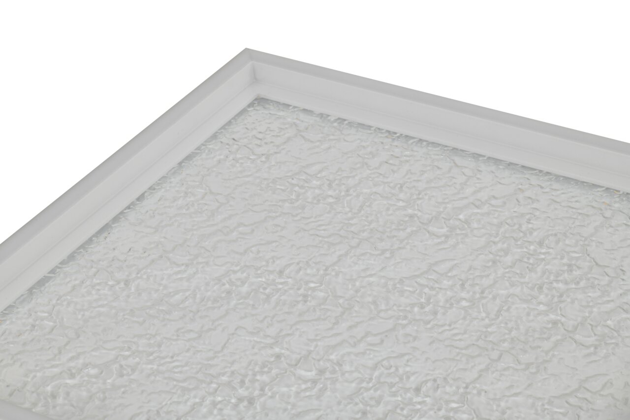 Close-up van een led-plafondlamp met gestructureerd glas en een wit frame, gezien vanuit een perspectief van onderaf.
