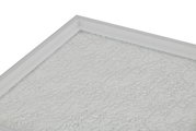 Close-up van een led-plafondlamp met gestructureerd glas en een wit frame, gezien vanuit een perspectief van onderaf.
