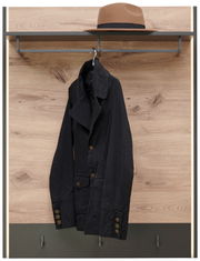 Garderobenpaneel aus Holz mit Hutablage und Haken, frontal fotografiert. Ein schwarzer Mantel hängt an einem Haken, ein brauner Hut liegt auf der Ablage.