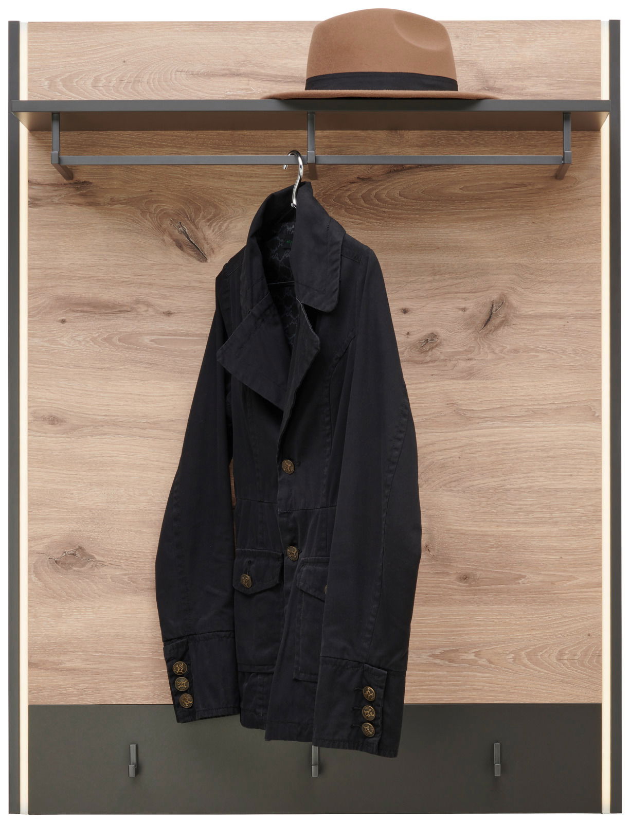 Garderobenpaneel aus Holz mit Hutablage und Haken, frontal fotografiert. Ein schwarzer Mantel hängt an einem Haken, ein brauner Hut liegt auf der Ablage.