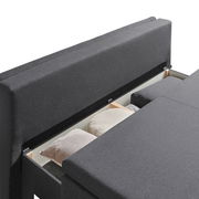 Funktionssofa in grauem Stoff mit geöffneter Stauraumfunktion, seitliche Perspektive
