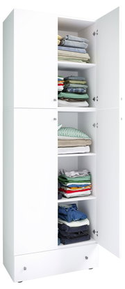 Weißer Kleiderschrank mit geöffneten Türen und gefalteter Kleidung auf mehreren Regalböden, frontale Ansicht leicht schräg von links.