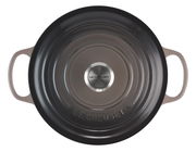 Runder Bräter 26cm in der Farbe Flint, Draufsicht mit zwei Griffen und Le Creuset Logo auf dem Deckel.