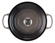 Ronde braadpan van 26 cm in de kleur Flint, bovenaanzicht met twee handgrepen en het Le Creuset-logo op het deksel.