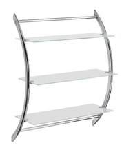 Modernes Wandregal mit drei transparenten Glasablagen und verchromtem Metallrahmen, frontale leicht schräge Ansicht vor weißem Hintergrund