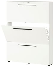 Weißer Schuhschrank mit zwei Klappen, eine davon geöffnet, aus frontaler Perspektive