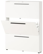 Weißer Schuhschrank mit zwei Klappen, eine davon geöffnet, aus frontaler Perspektive