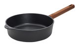 Guss-Hochrandpfanne 28cm mit Holzgriff, seitliche Perspektive