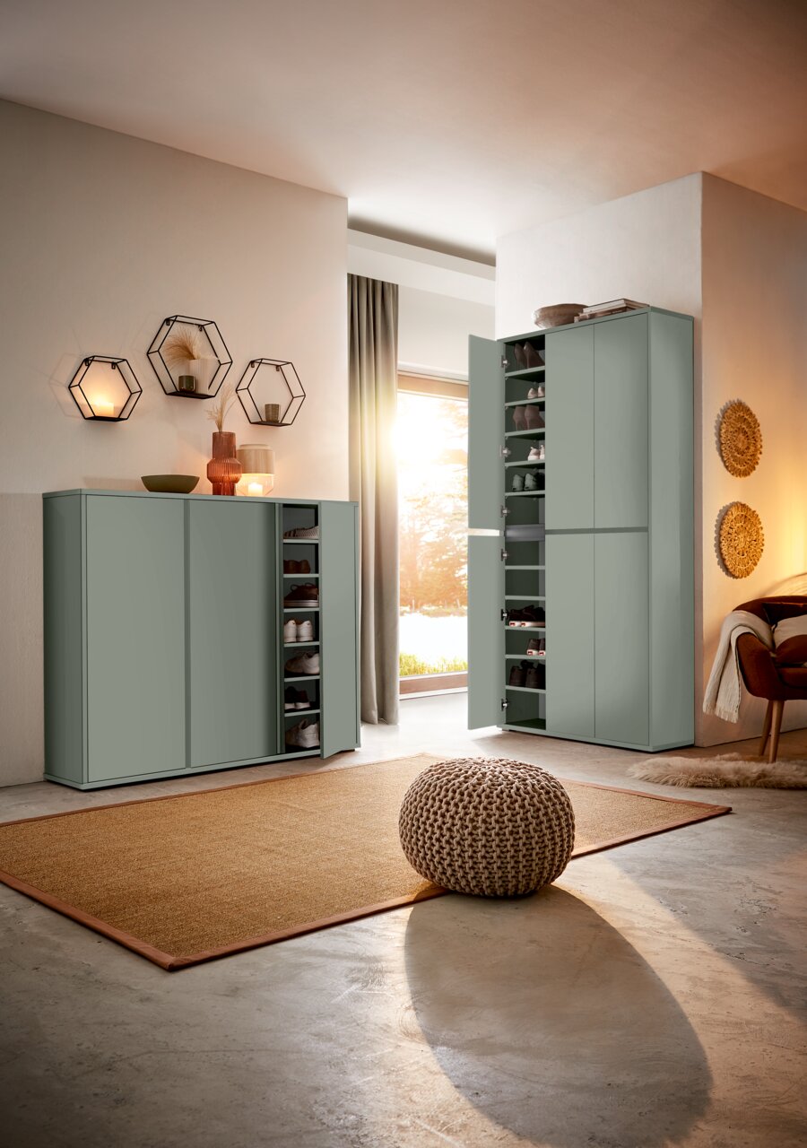 XORA XXL-Schuh-/Mehrzweckschrank LIV Moderner XXL-Schuh- und Mehrzweckschrank in einem stilvollen Raum, mit geöffneter Tür, die mehrere Regale mit Schuhen zeigt. Perspektive von vorne links.