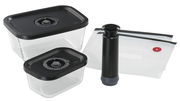 Vakuumier-Set EASYFRESH, 5-teilig, bestehend aus zwei rechteckigen Behältern mit schwarzen Deckeln, einer Vakuumpumpe und zwei Vakuumbeuteln, aus der Vogelperspektive.