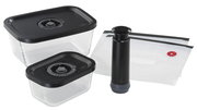 Vakuumier-Set EASYFRESH, 5-teilig, bestehend aus zwei rechteckigen Behältern mit schwarzen Deckeln, einer Vakuumpumpe und zwei Vakuumbeuteln, aus der Vogelperspektive.