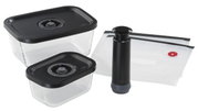 Vakuumier-Set EASYFRESH, 5-teilig, bestehend aus zwei rechteckigen Behältern mit schwarzen Deckeln, einer Vakuumpumpe und zwei Vakuumbeuteln, aus der Vogelperspektive.