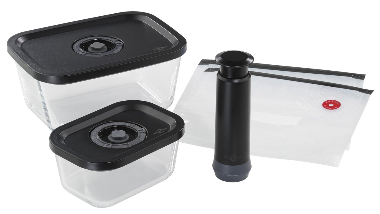 Vakuumier-Set EASYFRESH, 5-teilig, bestehend aus zwei rechteckigen Behältern mit schwarzen Deckeln, einer Vakuumpumpe und zwei Vakuumbeuteln, aus der Vogelperspektive.