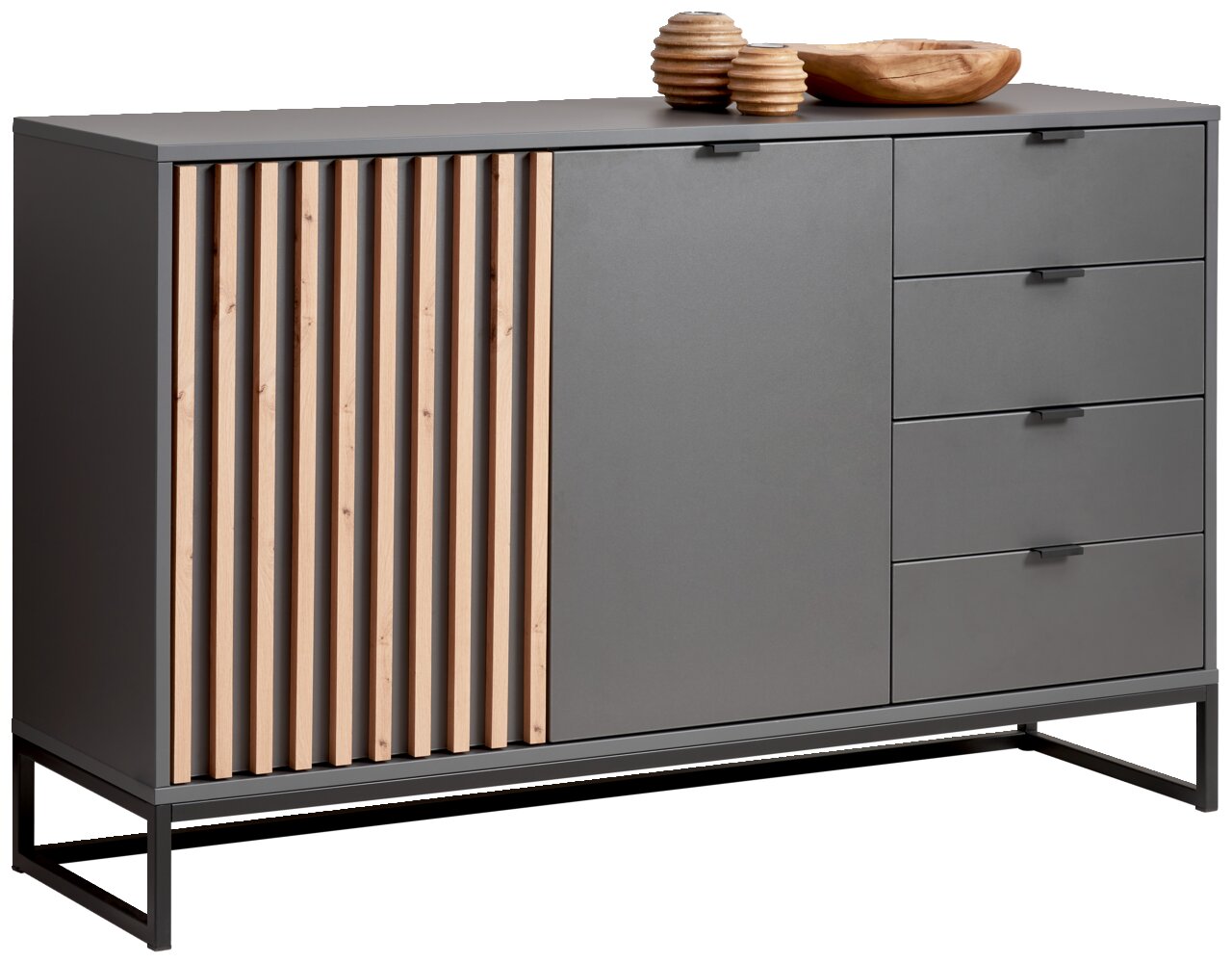 Modernes Sideboard mit grauer Oberfläche, Holzlamellen auf der linken Seite und vier Schubladen auf der rechten Seite, Perspektive von vorne links