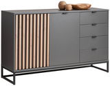 Modernes Sideboard mit grauer Oberfläche, Holzlamellen auf der linken Seite und vier Schubladen auf der rechten Seite, Perspektive von vorne links