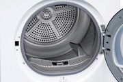 Innenansicht eines Stand-Wärmepumpentrockners mit geöffneter Tür, Trommel und Flusensieb sichtbar