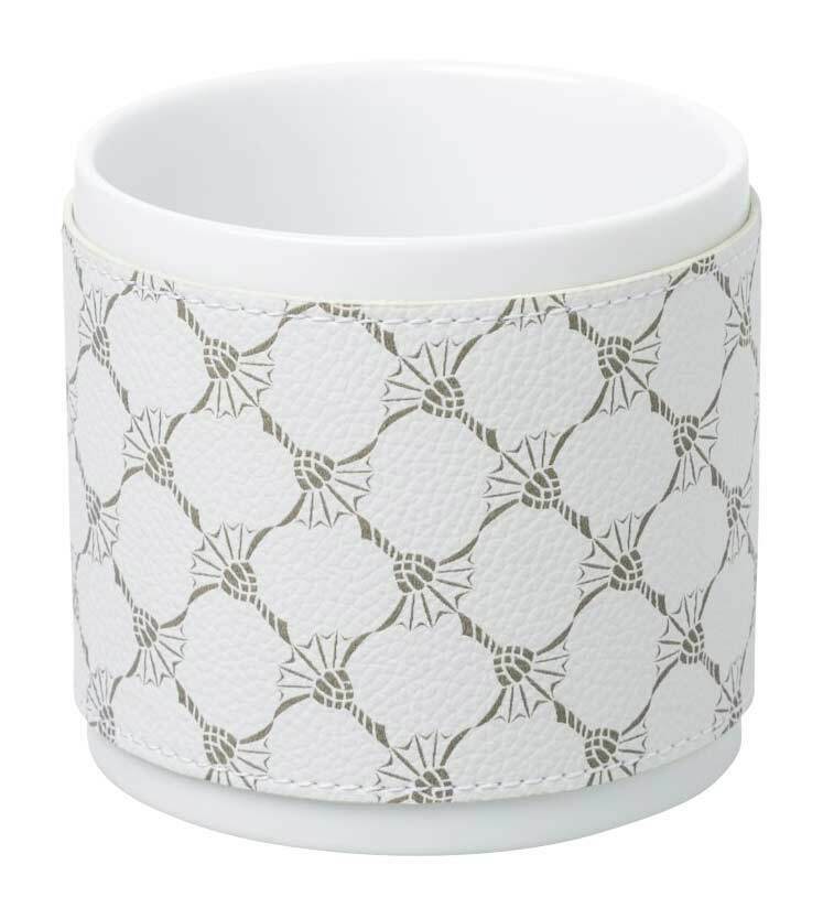 Porzellanbecher in Weiß mit grauem geometrischem Muster, seitliche Perspektive