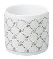 Porzellanbecher in Weiß mit grauem geometrischem Muster, seitliche Perspektive