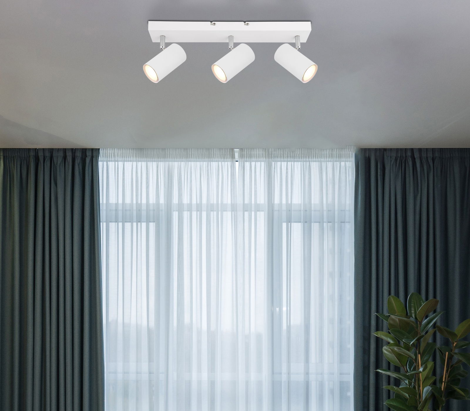 Globo Lighting Strahler ROBBY Deckenstrahler mit drei weißen, zylindrischen Leuchten, von unten betrachtet, vor einem Fenster mit Vorhängen.