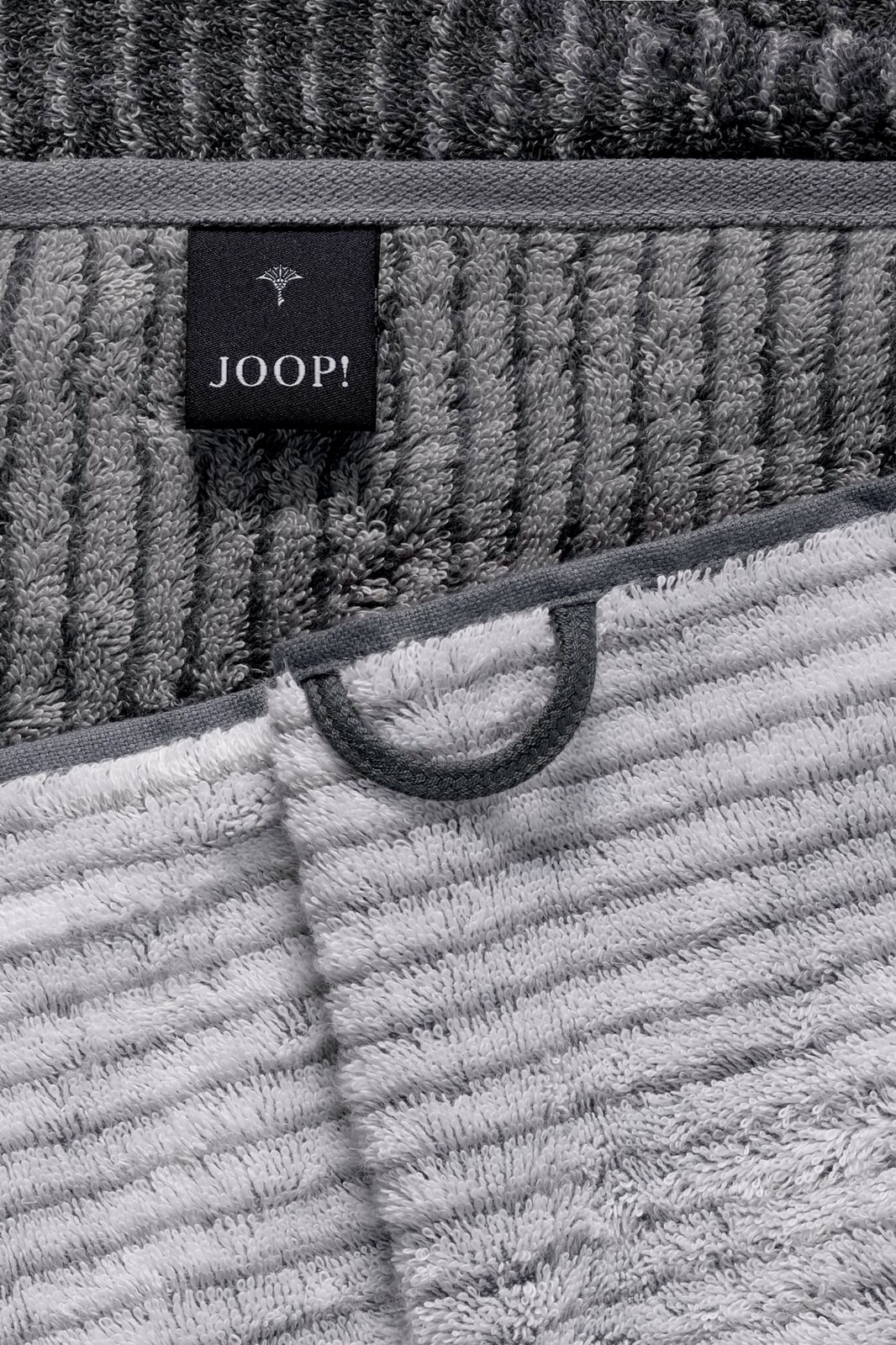 Graues Saunatuch mit Joop-Label, Nahaufnahme der Textur und Kante.