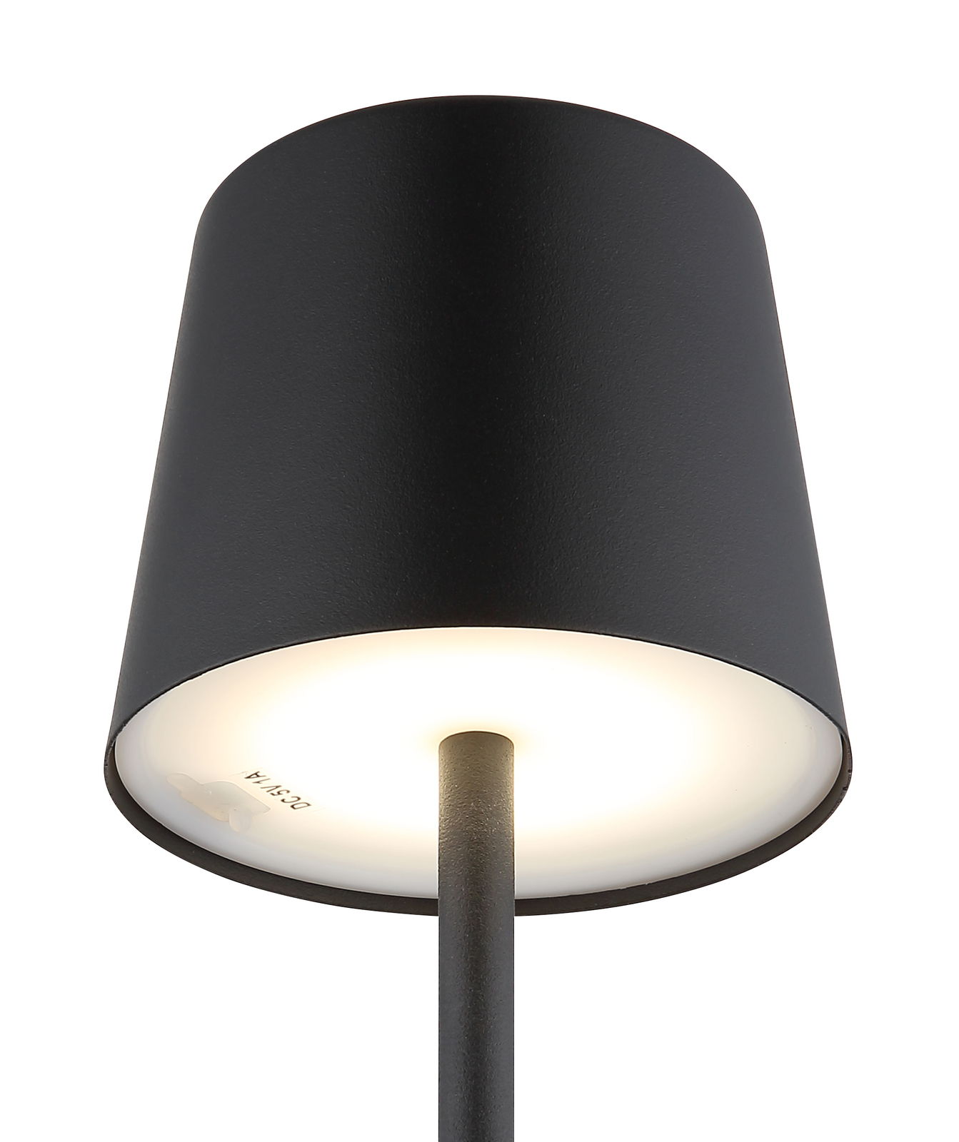 Schwarze Tischleuchte mit rundem Lampenschirm, seitliche Perspektive