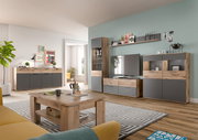 Moderne Wohnzimmermöbel mit Vitrine, TV-Schrank und Regal in Holzoptik und grauen Fronten, seitliche Perspektive
