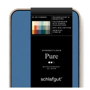 Verpackung eines blauen Spannbettlakens der Marke schlafgut, Modell Pure, aus 95% Bio-Baumwolle, geeignet für Matratzenhöhen von 30-35 cm, in 26 Farben erhältlich, pflegeleicht und bügelfrei, mit elastischem Sitz durch 5% Elasthan, Gewicht 170g/m², Vorder