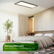 Moderne rechteckige LED-Deckenleuchte mit schwarzem Rahmen und warmweißem Licht in einem hellen Schlafzimmer, Perspektive schräg von unten auf die Decke