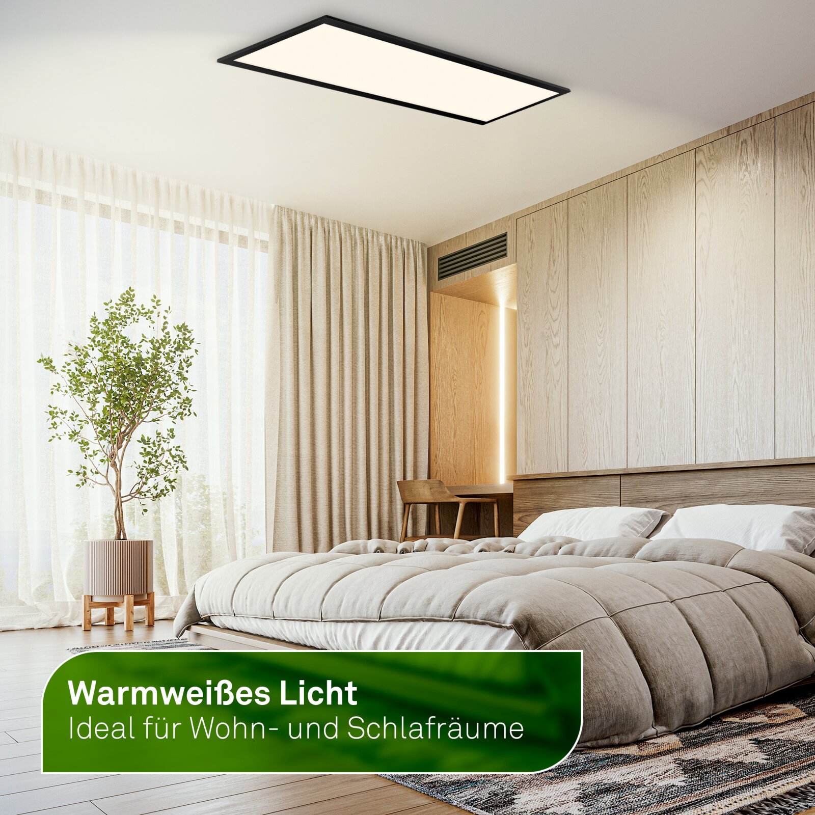 Moderne rechteckige LED-Deckenleuchte mit schwarzem Rahmen und warmweißem Licht in einem hellen Schlafzimmer, Perspektive schräg von unten auf die Decke