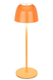 Orangefarbene Akku-Tischleuchte mit rundem Schirm und schlankem Standfuß, seitliche Perspektive