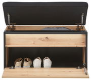 Garderobenbank aus Holz mit schwarzem Polster, geöffnete Ansicht von vorne, zeigt Stauraum mit Schuhen und Decke.