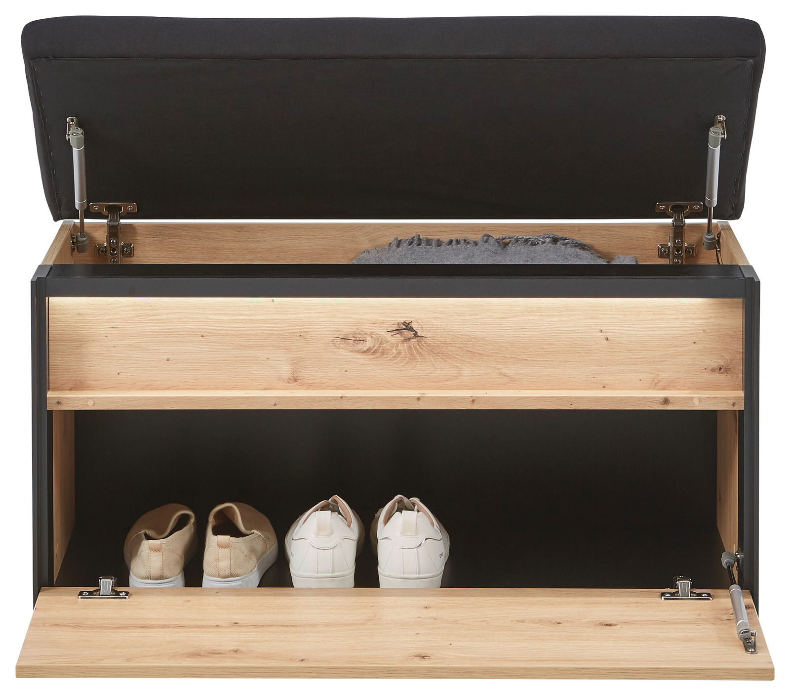 Garderobenbank aus Holz mit schwarzem Polster, geöffnete Ansicht von vorne, zeigt Stauraum mit Schuhen und Decke.