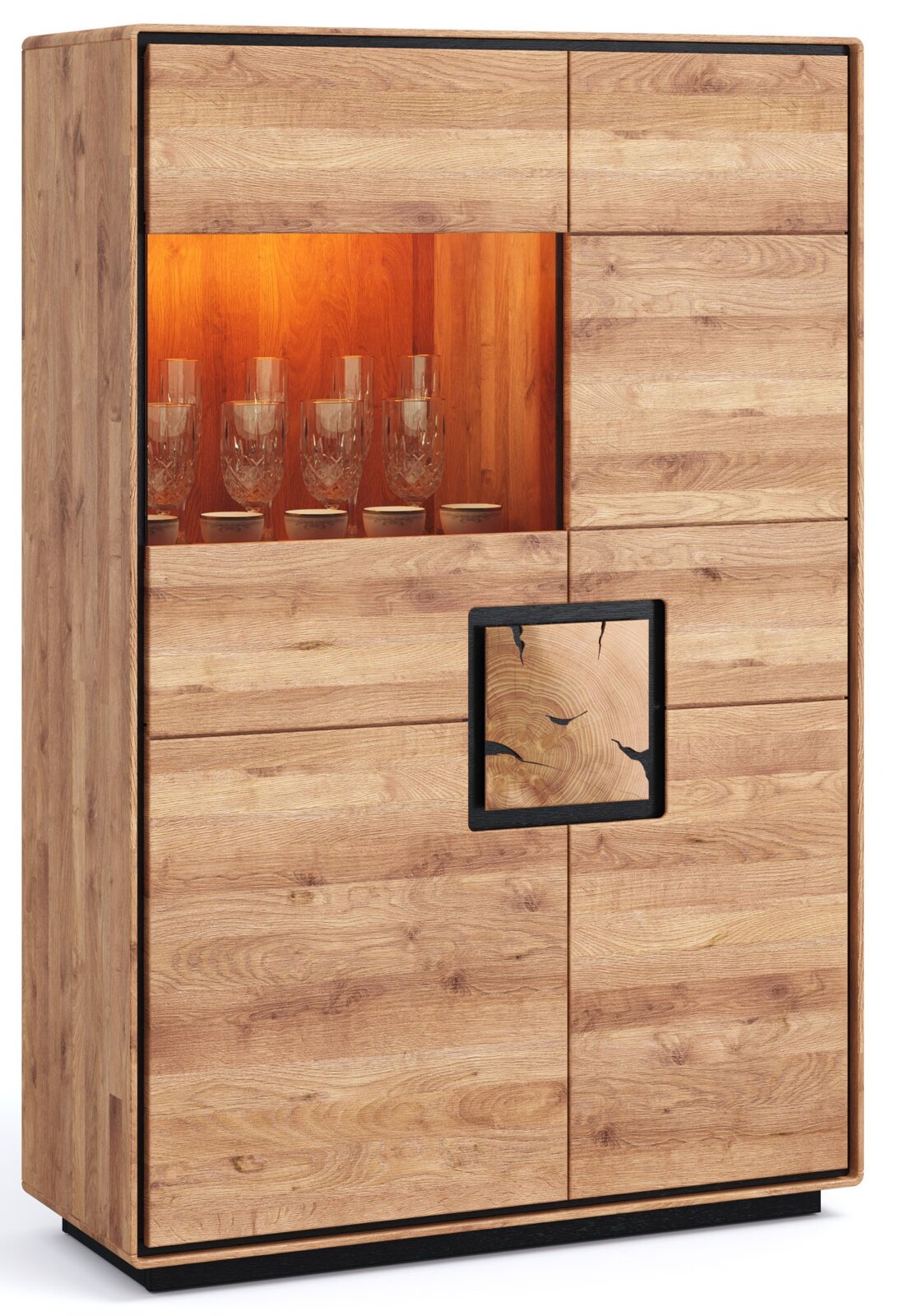 Hoher Holzschrank in Eichenoptik mit teils offenen Fronten, beleuchtetem Vitrinenfach mit Gläsern und dekorativem schwarzem Rahmen-Detail, Frontansicht leicht von links.