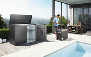 Hochwertiges Highboard im modernen Design, geöffnet gezeigt auf einer Terrasse mit Blick auf die Berge. Perfekt für stilvolle Aufbewahrung im Außenbereich.