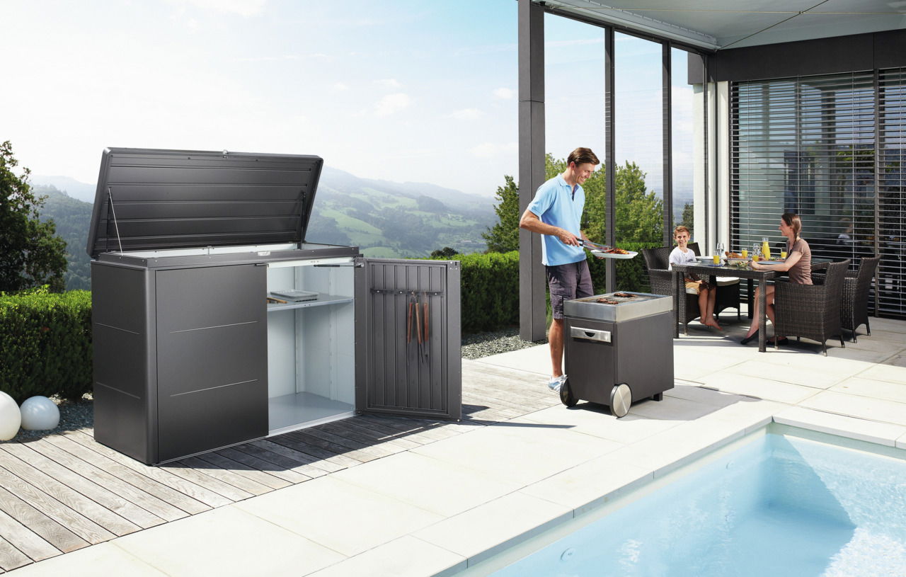 Hochwertiges Highboard im modernen Design, geöffnet gezeigt auf einer Terrasse mit Blick auf die Berge. Perfekt für stilvolle Aufbewahrung im Außenbereich.
