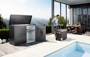 Hochwertiges Highboard im modernen Design, geöffnet gezeigt auf einer Terrasse mit Blick auf die Berge. Perfekt für stilvolle Aufbewahrung im Außenbereich.