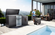 Hochwertiges Highboard im modernen Design, geöffnet gezeigt auf einer Terrasse mit Blick auf die Berge. Perfekt für stilvolle Aufbewahrung im Außenbereich.