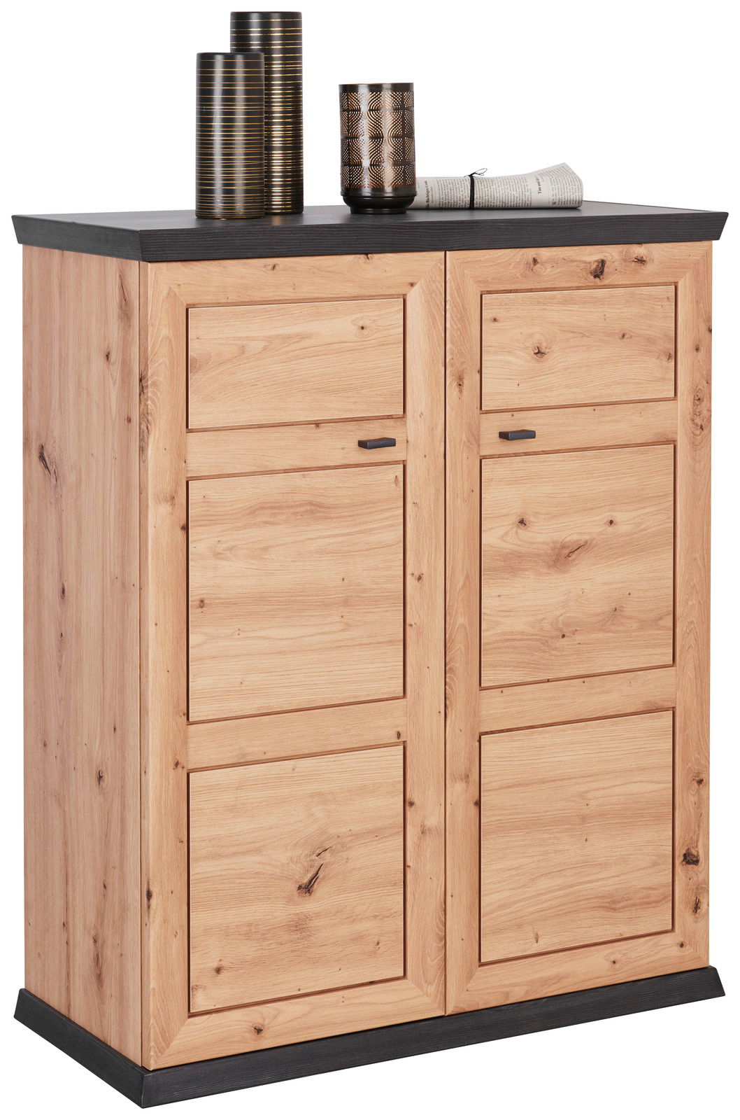 Schuhschrank aus Holz mit zwei Türen und einer Schublade, dekoriert mit Vasen und einer Zeitung, Frontalansicht