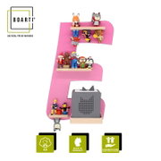 BOARTI Regal für Toniebox in Form des Buchstabens F in Pink mit mehreren kleinen Figuren auf Holzablagen und einer grauen Toniebox, Frontansicht