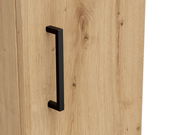 Nahaufnahme eines Holzschranks mit schwarzem Griff, seitliche Perspektive