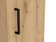 Nahaufnahme eines Holzschranks mit schwarzem Griff, seitliche Perspektive