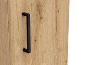 Nahaufnahme eines Holzschranks mit schwarzem Griff, seitliche Perspektive