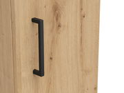 Nahaufnahme eines Holzschranks mit schwarzem Griff, seitliche Perspektive