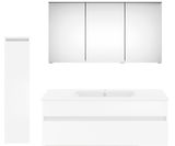 Frontansicht einer modernen weißen Badkombination mit Spiegelschrank, Waschbeckenunterschrank und hohem Seitenschrank.