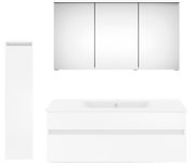 Frontansicht einer modernen weißen Badkombination mit Spiegelschrank, Waschbeckenunterschrank und hohem Seitenschrank.