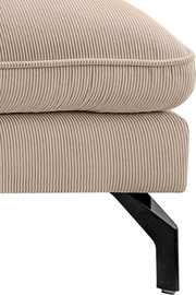 Detailaufnahme eines gepolsterten Sitzmöbels mit beigem Cordbezug und schwarzem Metallfuß, seitliche Perspektive