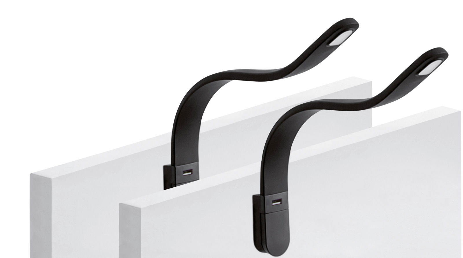 Zwei flexible, schwarze Leseleuchten Silka, die an weißen Oberflächen befestigt sind, seitliche Perspektive.