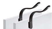 Zwei flexible, schwarze Leseleuchten Silka, die an weißen Oberflächen befestigt sind, seitliche Perspektive.